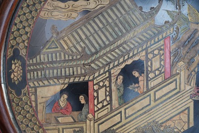 Een groot Chinees houten scherm met een ronde famille verte plaquette en polychroom lakwerk, 19e eeuw