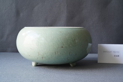 Een Chinese monochrome celadon driepotige wierookbrander met onderglazuur floraal decor, Kangxi