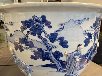 Een zeldzame grote Chinese blauw-witte jardini&egrave;re met reli&euml;fdecor, Kangxi