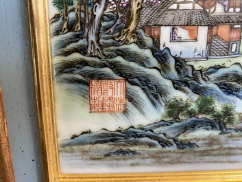 Een Chinese rechthoekige famille rose plaquette met een landschap, Qianlong merk, 19/20e eeuw