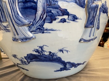 Une grande jardini&egrave;re en porcelaine de Chine en bleu et blanc &agrave; d&eacute;cor en relief, Kangxi