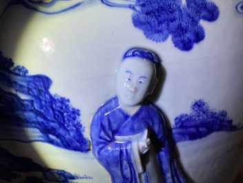 Une grande jardini&egrave;re en porcelaine de Chine en bleu et blanc &agrave; d&eacute;cor en relief, Kangxi