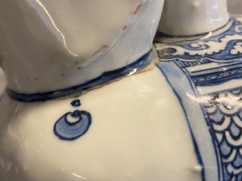 Un kendi en forme d'&eacute;l&eacute;phant en porcelaine de Chine en bleu et blanc, Wanli