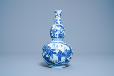 Un vase de forme double gourde en porcelaine de Chine en bleu et blanc, &eacute;poque Transition