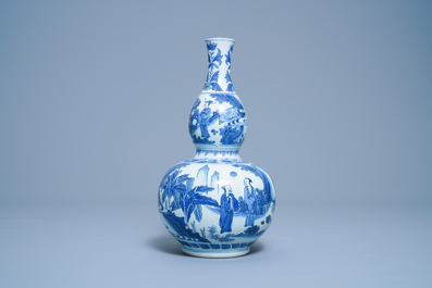 Een Chinese blauw-witte kalebasvaas met figuratief decor, Transitie periode