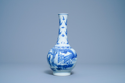 Un vase de forme bouteille en porcelaine de Chine en bleu et blanc, &eacute;poque Transition