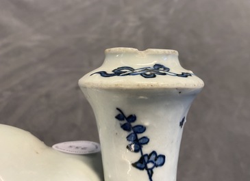 Un kendi en forme d'&eacute;l&eacute;phant en porcelaine de Chine en bleu et blanc, Wanli