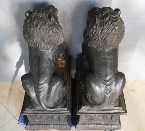 Une paire de grands mod&egrave;les de lions en fer de fonte, marque et &eacute;poque de Ming