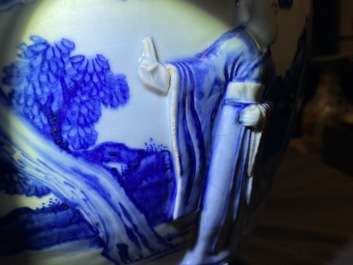 Une grande jardini&egrave;re en porcelaine de Chine en bleu et blanc &agrave; d&eacute;cor en relief, Kangxi