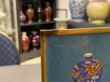 Een paar Chinese rechthoekige cloisonn&eacute; plaquettes, Qianlong/Jiaqing