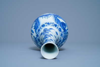 Un vase de forme bouteille en porcelaine de Chine en bleu et blanc, &eacute;poque Transition