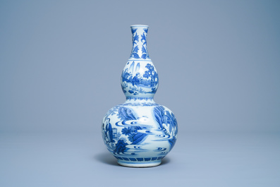 Un vase de forme double gourde en porcelaine de Chine en bleu et blanc, &eacute;poque Transition
