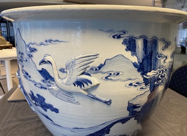 Une grande jardini&egrave;re en porcelaine de Chine en bleu et blanc &agrave; d&eacute;cor en relief, Kangxi