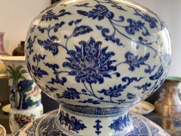 A large Chinese blue and white double gourd vase with floral scrolls, 19/20th C.