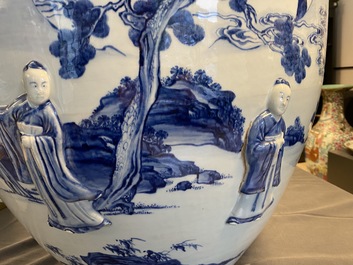 Een zeldzame grote Chinese blauw-witte jardini&egrave;re met reli&euml;fdecor, Kangxi