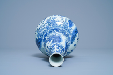 Een Chinese blauw-witte kalebasvaas met figuratief decor, Transitie periode