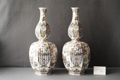 Une paire de grands vases en fa&iuml;ence de Delft en palette cachemire, vers 1700