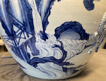 Une grande jardini&egrave;re en porcelaine de Chine en bleu et blanc &agrave; d&eacute;cor en relief, Kangxi