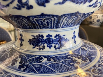 Un grand vase de forme double gourde en porcelaine de Chine en bleu et blanc, 19/20&egrave;me