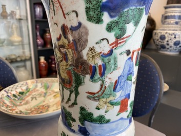 Een Chinese wucai 'gu' vaas met verhalend decor, Shunzhi