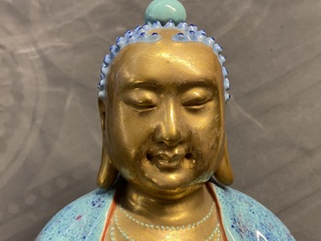 Trois figures de Bodhisattva en porcelaine de Chine dor&eacute; et polychrome, Qianlong/Jiaqing
