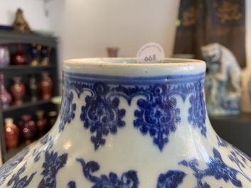 Un grand vase de forme double gourde en porcelaine de Chine en bleu et blanc, 19/20&egrave;me