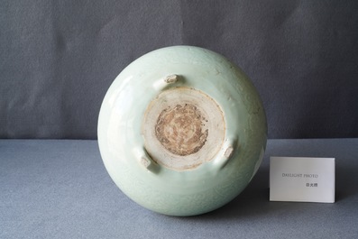 Een Chinese monochrome celadon driepotige wierookbrander met onderglazuur floraal decor, Kangxi