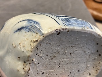 Un kendi en forme d'&eacute;l&eacute;phant en porcelaine de Chine en bleu et blanc, Wanli