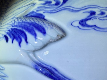 Une grande jardini&egrave;re en porcelaine de Chine en bleu et blanc &agrave; d&eacute;cor en relief, Kangxi