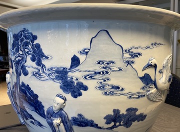 Une grande jardini&egrave;re en porcelaine de Chine en bleu et blanc &agrave; d&eacute;cor en relief, Kangxi