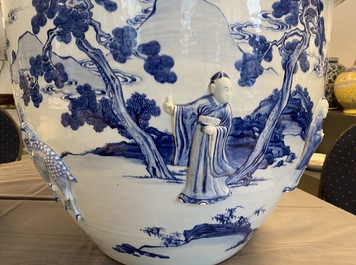 Une grande jardini&egrave;re en porcelaine de Chine en bleu et blanc &agrave; d&eacute;cor en relief, Kangxi