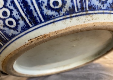 A large Chinese blue and white double gourd vase with floral scrolls, 19/20th C.