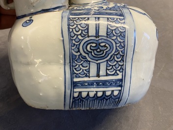 Un kendi en forme d'&eacute;l&eacute;phant en porcelaine de Chine en bleu et blanc, Wanli