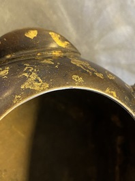 Un br&ucirc;le-parfum en forme de p&ecirc;che en bronze t&acirc;ch&eacute; d'or, marque de Xuande, 18&egrave;me