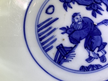 Un bol sur piedouche en porcelaine de Chine en bleu et blanc &agrave; d&eacute;cor de gar&ccedil;ons jouants, Wanli