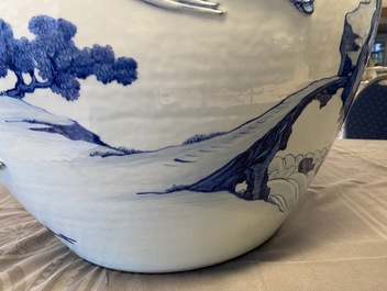 Een zeldzame grote Chinese blauw-witte jardini&egrave;re met reli&euml;fdecor, Kangxi