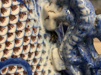 Een grote Chinese blauw-witte en koperrode 'draken' vaas, Jiaqing