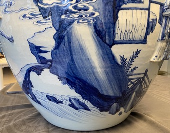 Une grande jardini&egrave;re en porcelaine de Chine en bleu et blanc &agrave; d&eacute;cor en relief, Kangxi