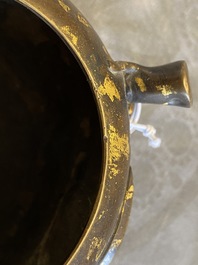 Un br&ucirc;le-parfum en forme de p&ecirc;che en bronze t&acirc;ch&eacute; d'or, marque de Xuande, 18&egrave;me