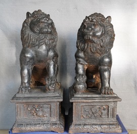 Une paire de grands mod&egrave;les de lions en fer de fonte, marque et &eacute;poque de Ming