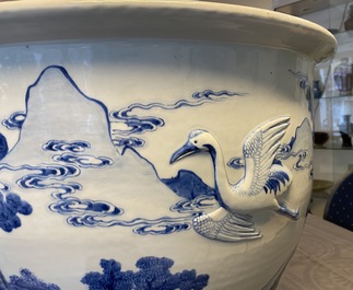 Een zeldzame grote Chinese blauw-witte jardini&egrave;re met reli&euml;fdecor, Kangxi