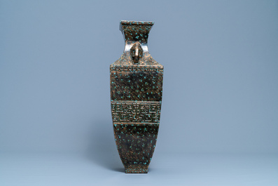 Un vase en porcelaine de Chine imitant le bronze, marque de Qianlong, R&eacute;publique
