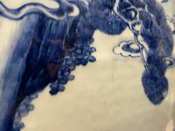 Une grande jardini&egrave;re en porcelaine de Chine en bleu et blanc &agrave; d&eacute;cor en relief, Kangxi