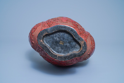 Un vase en laque rouge, marque de Qianlong, Chine, 19/20&egrave;me