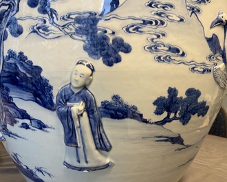 Een zeldzame grote Chinese blauw-witte jardini&egrave;re met reli&euml;fdecor, Kangxi