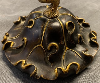 Un br&ucirc;le-parfum tripod en bronze au couvercle et socle en forme de feuille de lotus, Chine, 17/18&egrave;me