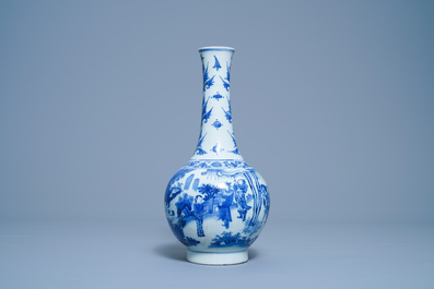 Un vase de forme bouteille en porcelaine de Chine en bleu et blanc, &eacute;poque Transition