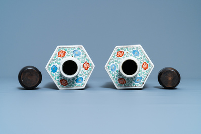Une paire de bo&icirc;tes &agrave; th&eacute; de forme hexagonale en porcelaine de Chine famille verte, Kangxi