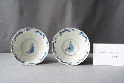 Een paar Chinese blauw-witte geribde kommen met Lange Lijzen, Chenghua merk, Kangxi