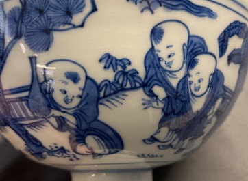 Een Chinese blauw-witte stem cup met spelende jongens, Wanli